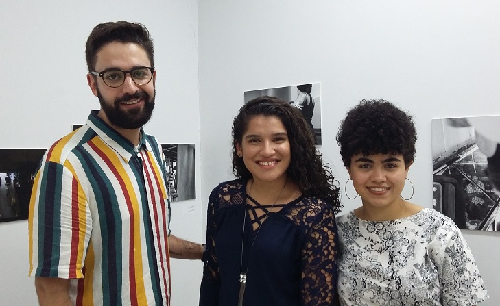 Amanda Pascoal (centro), com os curadores Ítalo Augusto de Castro e Ilâne Nunes