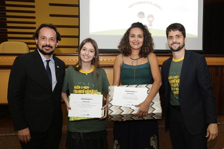  Aluna e professora recebem prêmios do Ministério Público e CGU