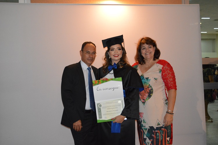 Beatriz, ao lado dos pais, comemora a oportunidade de ter feito uma graduação no IFG e já sair com uma colocação no mercado de trabalho