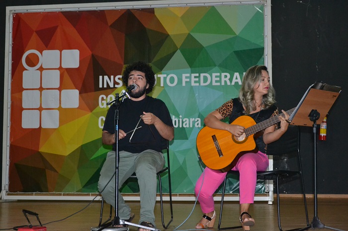 Antes da palestra, o cantor Márcio Honorato e a profa. de música, Daniela Oliveira, recepcionaram calouros e veteranos no primeiro dia de aula