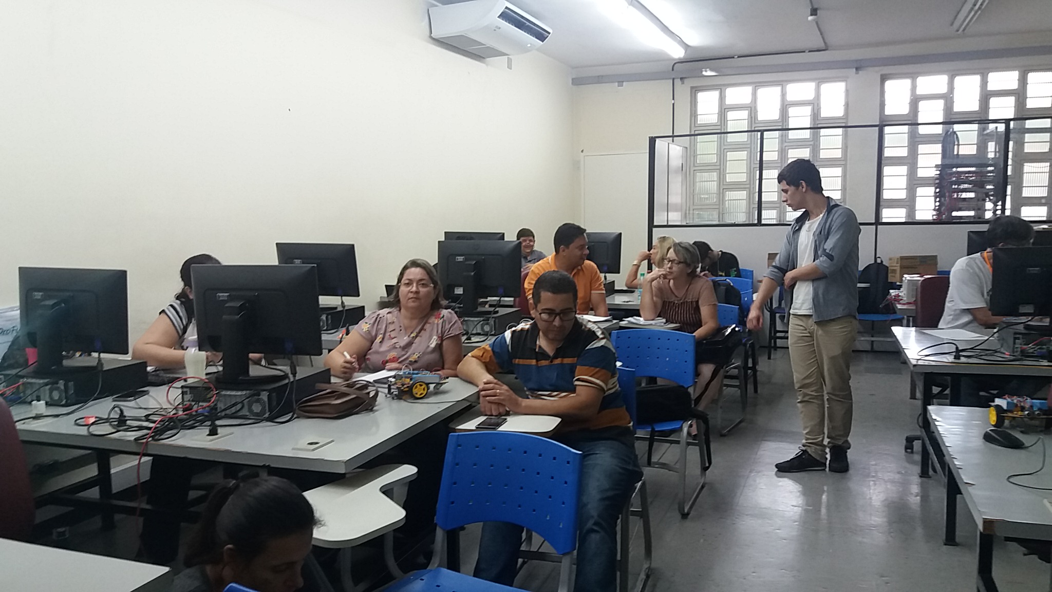 Oficinas do projeto Makers -Robótica Educacional no Câmpus Goiânia.