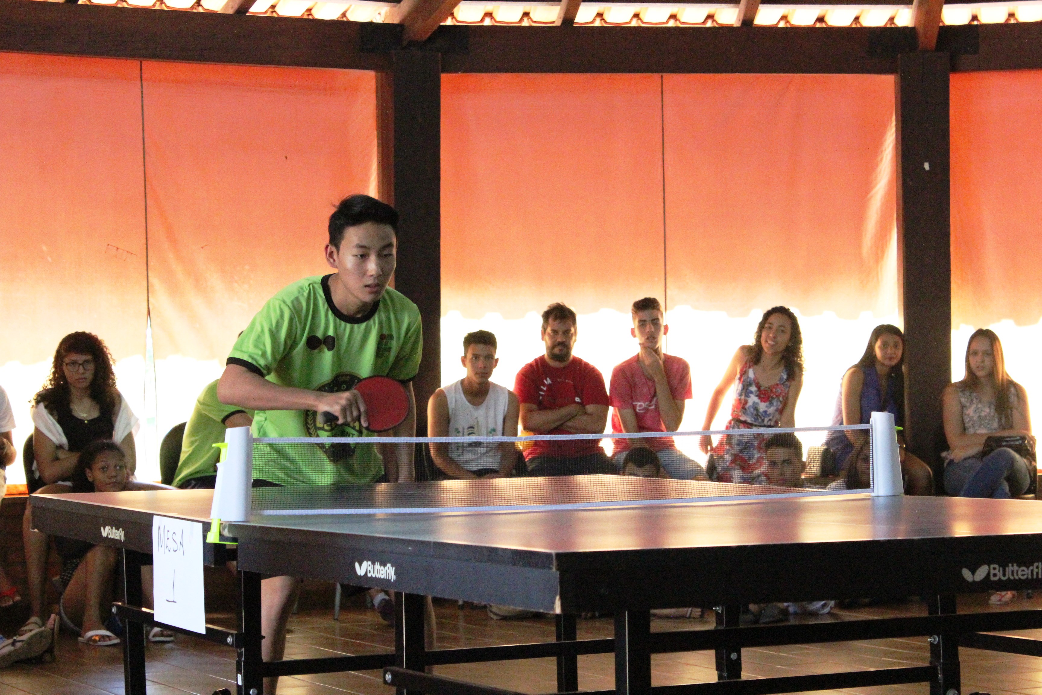 Imagem de aluno durante competição de tênis de mesa