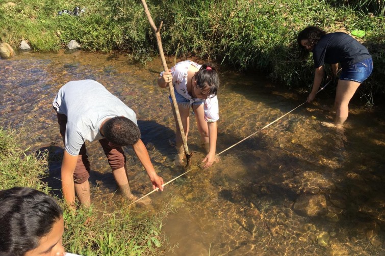 Alunos fazem medição de vazão no Rio Itiquira
