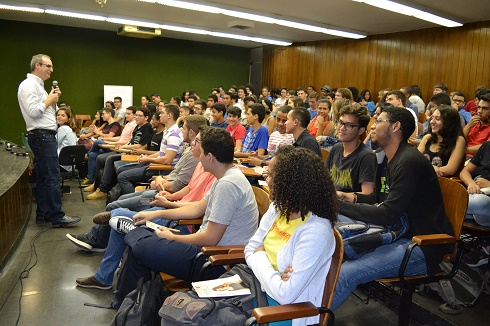 Diretor de Engenharia e Tecnologia da TV Anhanguera, Carlos Cauvilla, apresentou o projeto Patrulha Digital, no Câmpus Goiânia.