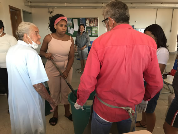 Senhora de 85 anos ensina cursistas a fazer produtos de limpeza