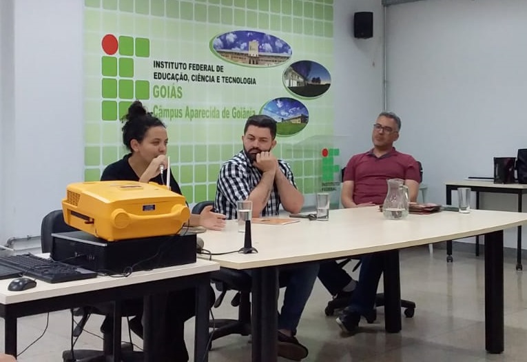 A voluntária do AFS, Ana Carolina Fernandes da Luz, e os professores do IFG Kelio Júnior e Liberato Santos falaram de diferentes experiências e intercâmbio em roda de conversa sobre o assunto