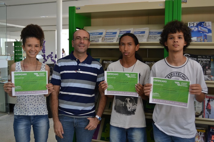 Três dos quatro alunos que receberam certificação da OBB