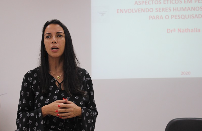A professora Nathália Cordeiro Laurias é vice-coordenadora do Comitê de Ética em Pesquisa do IFG e falou dos objetivos e do funcionamento do trabalho do CEP, além de ter fornecido orientações aos professores presentes à atividade na Semana de Planejamento Pedagógico