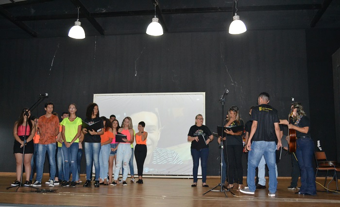 Estudantes da Turma do Felipe e coralistas se juntaram numa homenagem ao ex-aluno