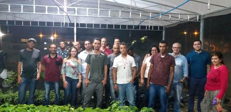 Equipes do IFG e do Itego se encontram na Casa de Vegetação do câmpus