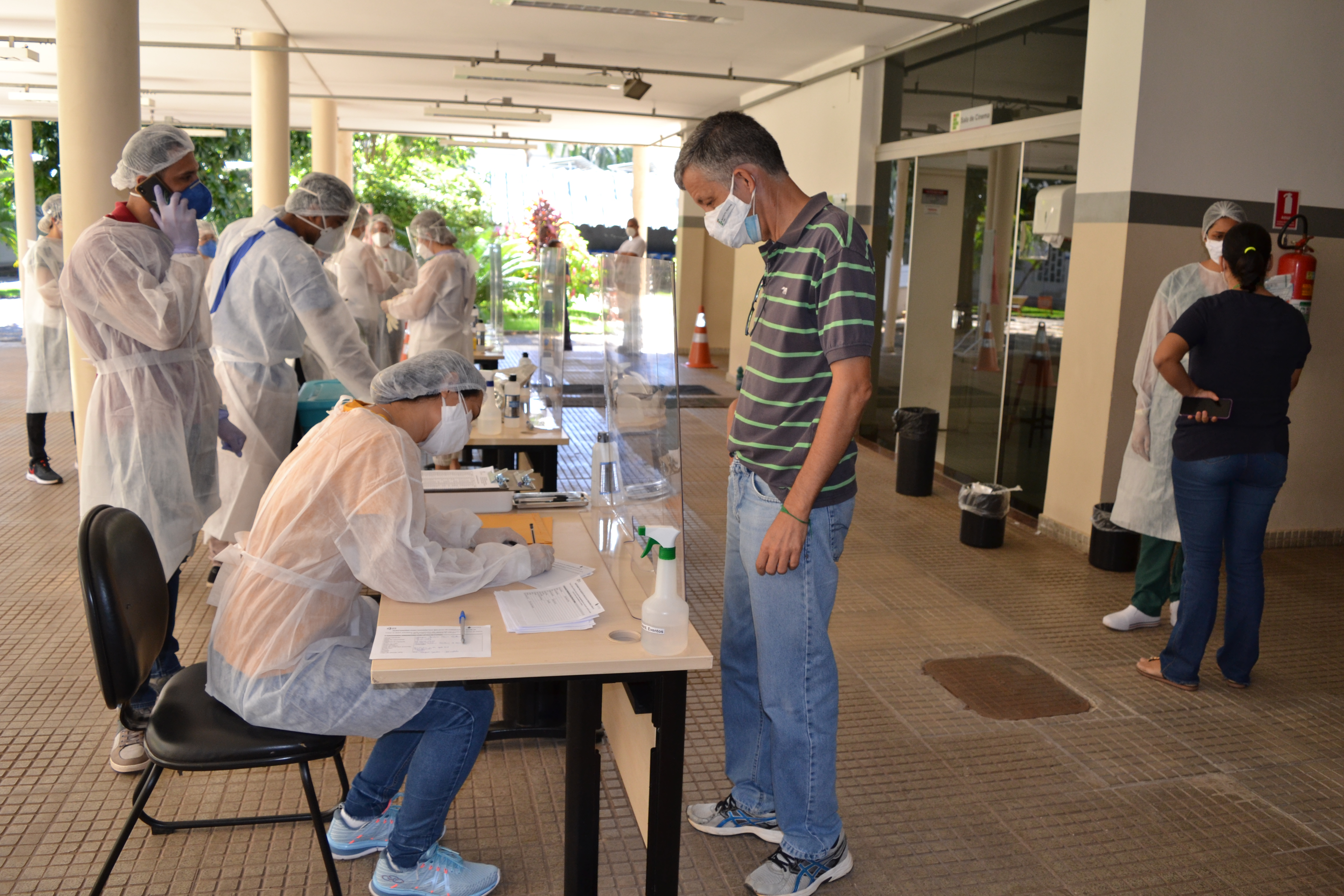 A testagem de Covid-19 realizada teve como público-alvo servidores efetivos e terceirizados que trabalham presencialmente no Câmpus Goiânia do IFG e alunos que desenvolvem pesquisas e utilizam os laboratórios da unidade durante a pandemia. 	