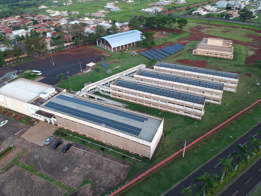 Imagem aérea destaca as placas solares instaladas nos telhados do Câmpus Itumbiara