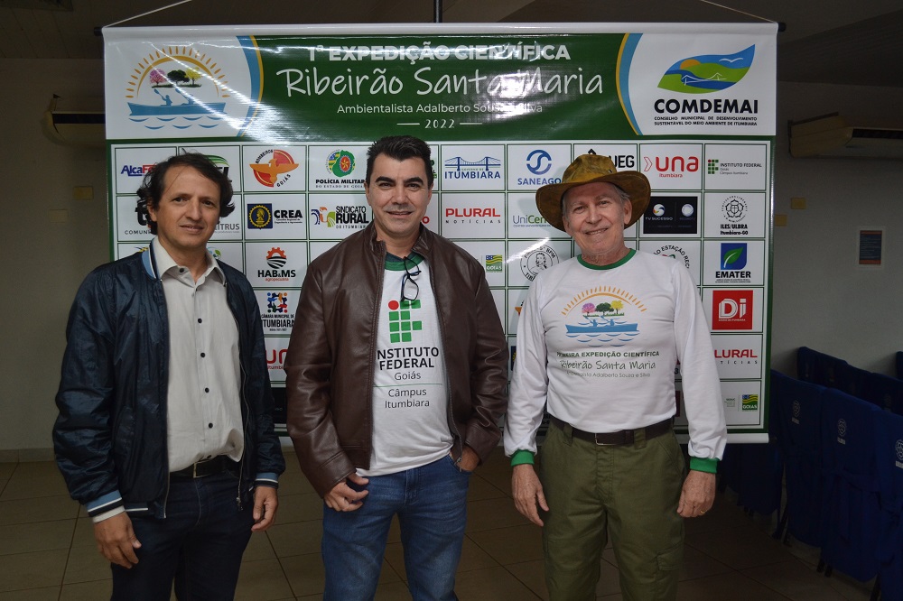 Representante da Comdemai, Everton Mirando, diretor-geral do Câmpus Itumbiara, Marcos Antônio, e o coordenadora geral da Expedição, José Márcio Margonari