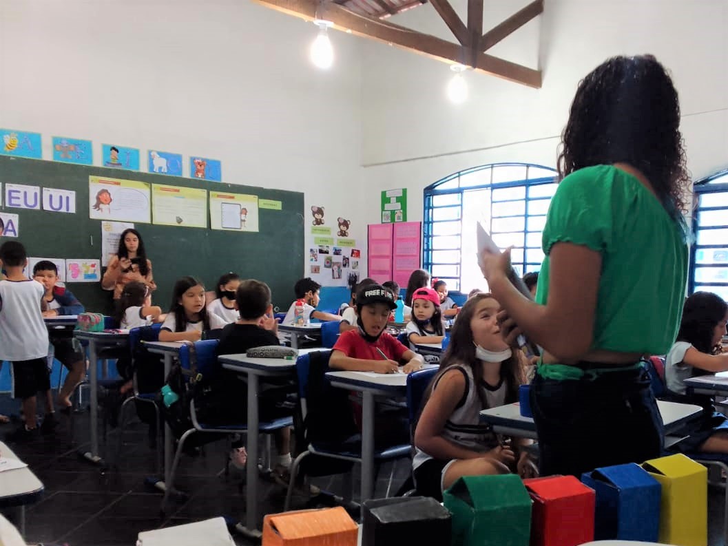 Grupo de estudantes do IFG aplica atividade sobre reciclagem a estudantes do ensino fundamental da Escola Municipal Maria Ediva de Paiva