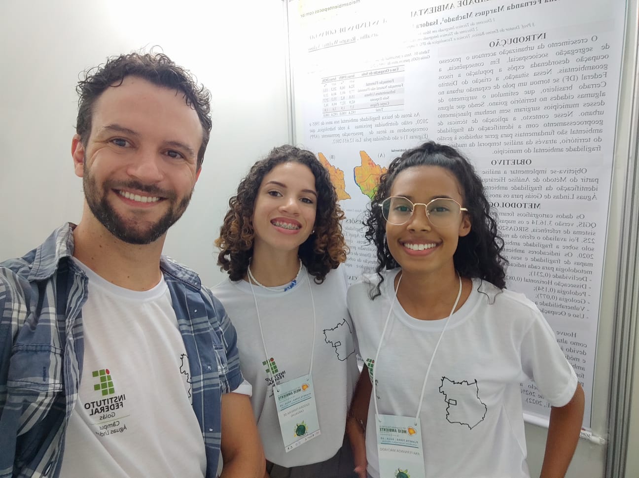 O professor Renato Veloso e as alunas Isadora Ferreira e Ana Fernanda, durante o 19º Congresso Nacional de Meio Ambiente