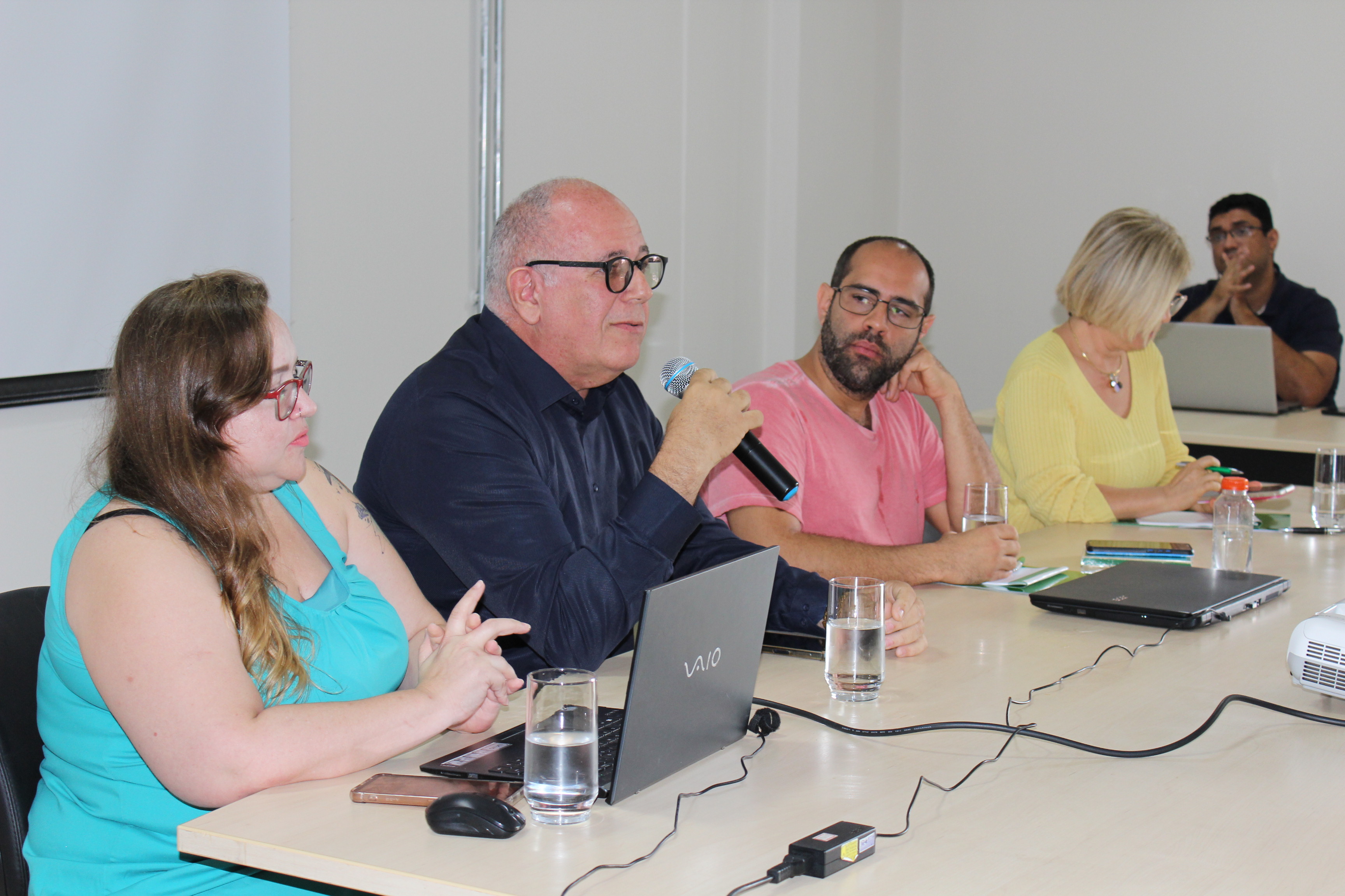 André (ao centro com microfone), psicólogo do Câmpus Valparaíso, durante fala no VII Workshop