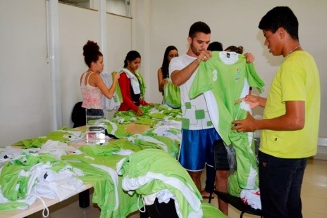 Atletas do Câmpus ajudam na conferência do uniforme para o JIF-Goiás