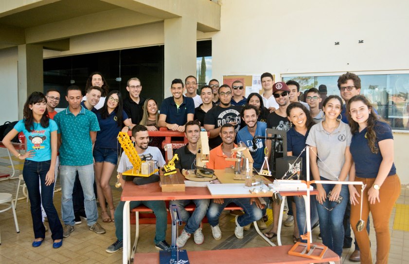 Grupo de alunos de Engenharia Civil e seus protótipos de guindaste com professor Daniel, de Física