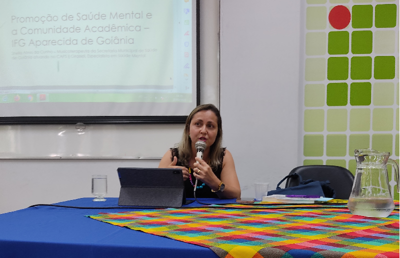 A musicoterapeuta Sheila Alves da Cunha ministrou a palestra de abertura da Semana de Planejamento Pedagógico