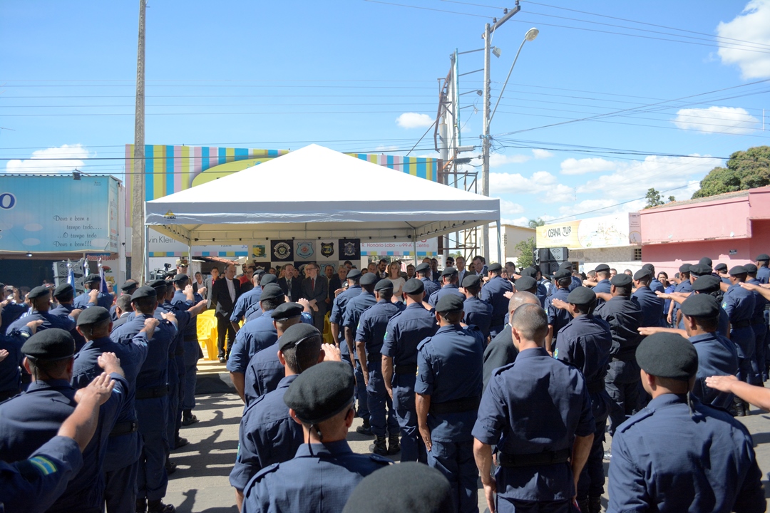 Guardas municipais em formação durante cerimônia de conclusão do curso, no Centro de Formosa