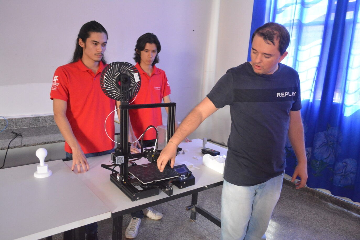Núcleo Incubador explica funcionamento da impressora 3D
