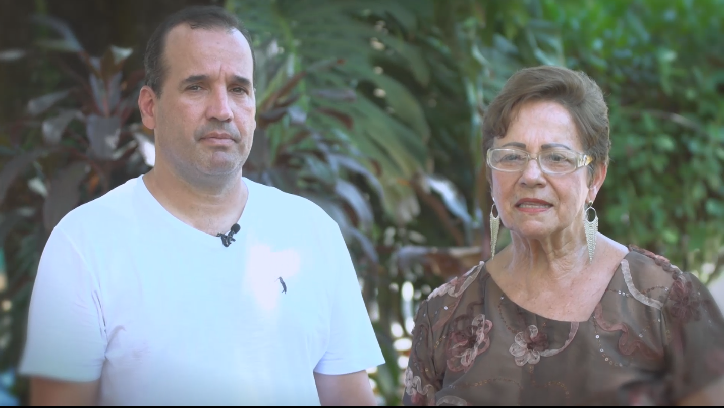 Professor Guillermo Gonçalves e professora  aposentada Sônia, mãe e filho, relatam as relações familiares construídas dentro da Instituição. 