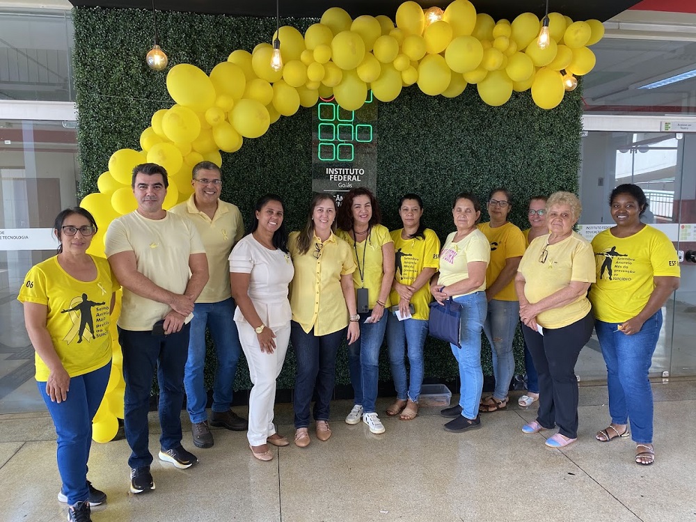 Servidores do Câmpus juntamente com a equipe de atendimento do posto de saúde do Bairro Brasília, que está funcionando temporariamente no IFG