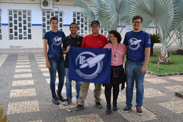 Na imagem: Isadora Tavares Monteiro, professor Vinícius Carvalhaes, Igor Gomes Cardoso, Alice Silva Souza e Olair Rosa