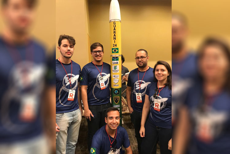 Sky Rocket Team exibe o foguete Guarani I durante competição nos EUA