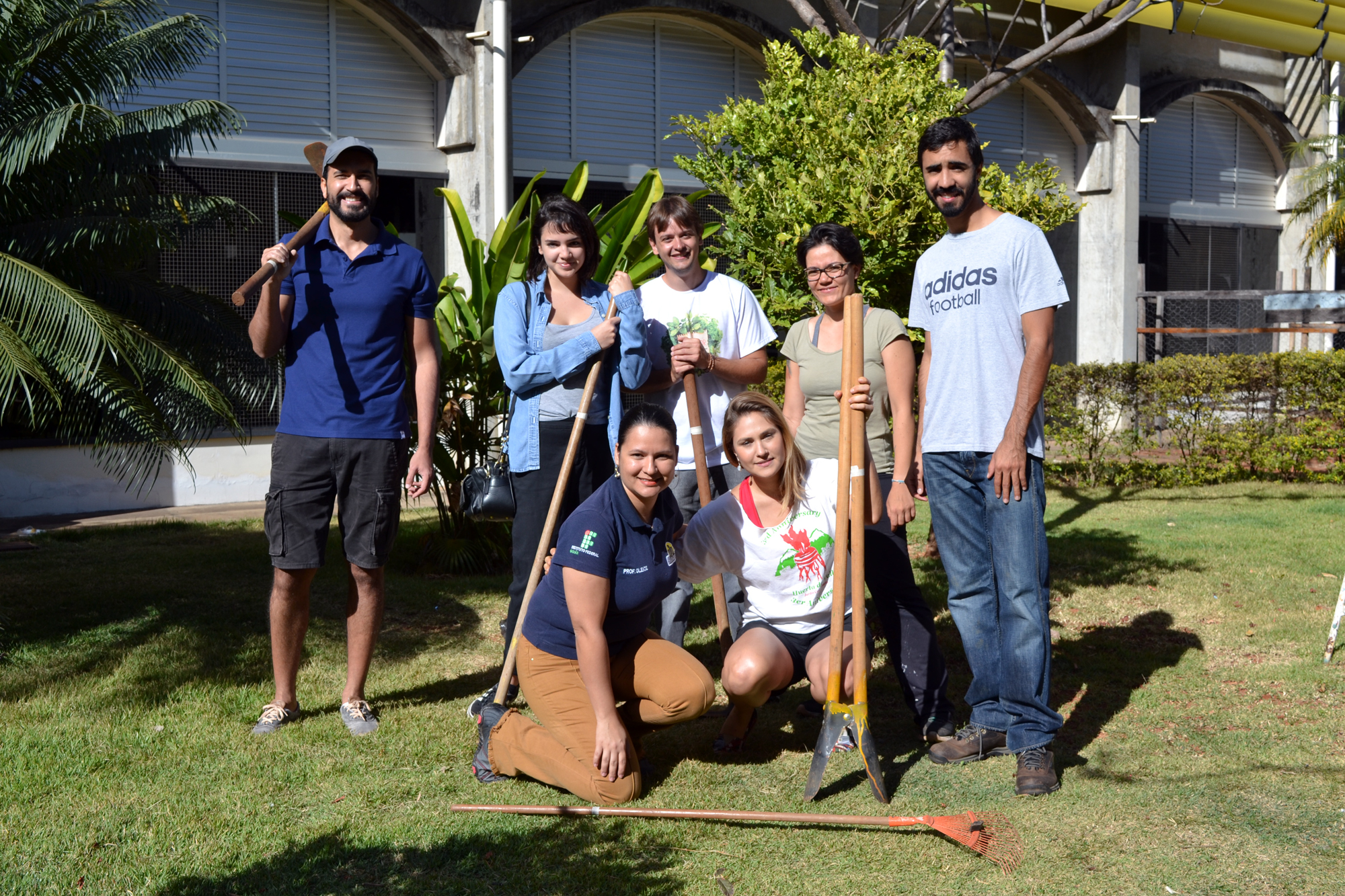 Na foto, professora Gleice Alves e a presidente da EComAmor, Jordana Mendonça, (no centro da imagem) e mais voluntários do projeto Horta no IFG.