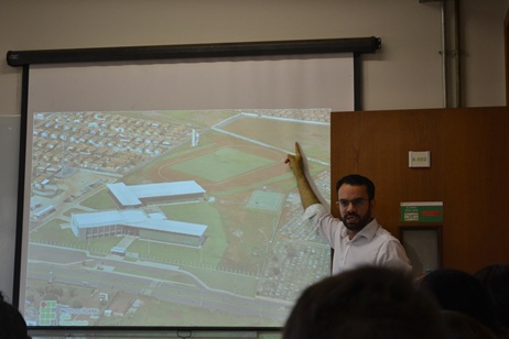 Professor Alessandro aponta a área que será utilizada no projeto