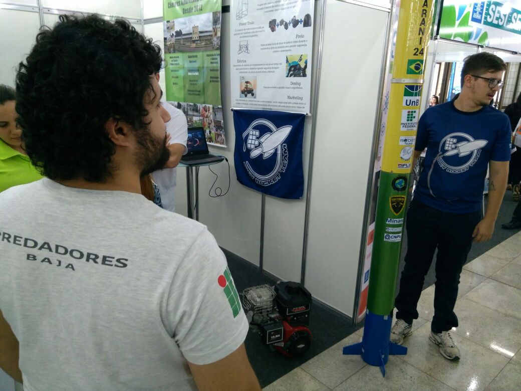 Grupos Predadores IFG (BAJA SAE) e Sky Rocket Team (Foguete), do Câmpus Goiânia, apresentaram seus respectivos projetos no estande do IFG.