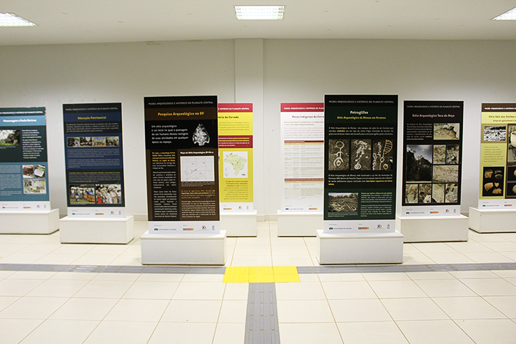 Exposição do Museu Arqueológico do Planalto Central, no hall de entrada do Teatro Guaiá