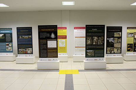 Exposição do Museu Arqueológico do Planalto Central, no hall de entrada do Teatro Guaiá
