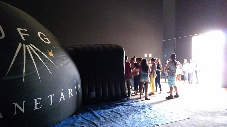 Planetário móvel montado no IFG recebeu vários estudantes