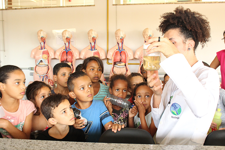 Crianças da Escola Municipal Eduardo de Souza Lobo visitam o Laboratório de Zoologia