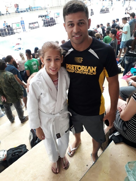 Bruno Siqueira e a filha Bruna Siqueira, de 11 anos, que conquistou medalha de ouro em sua categoria