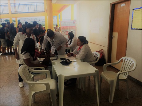 Estudantes auferindo pressão arterial