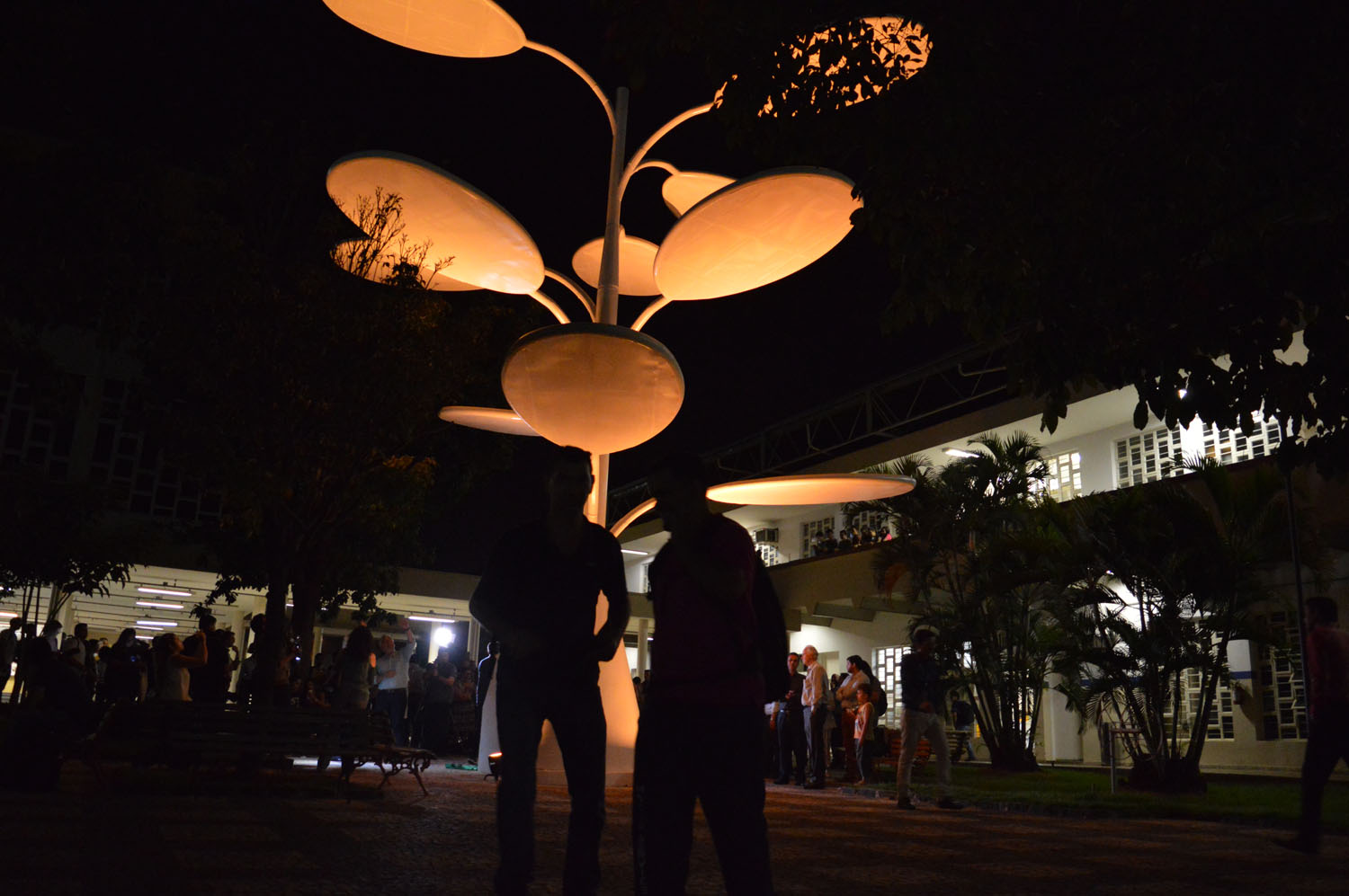 Com iluminação especial, público conferiu a inauguração da árvore solar do Câmpus Goiânia