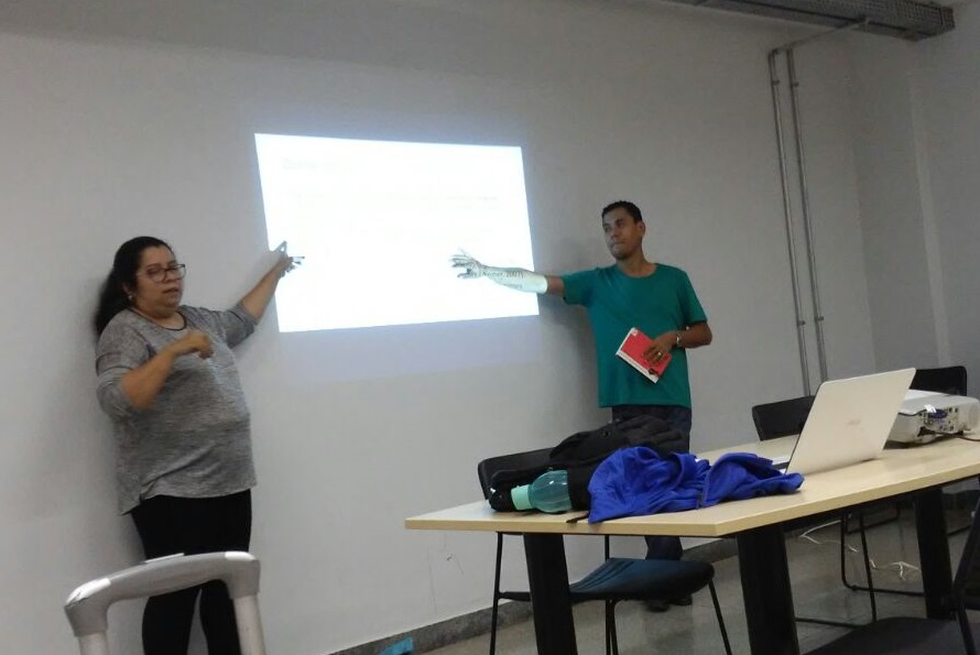 Professores Waléria Vaz Mendes e Alexssandro Moura em reunião que tratou do tema "A construção discursiva do povo e sertão no Cinema Novo de Glauber Rocha”