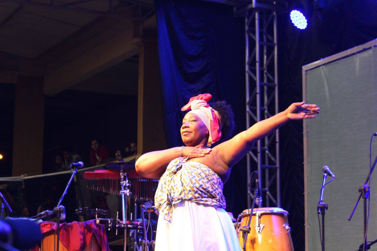 Eliete Miranda durante sua apresentação de dança afro