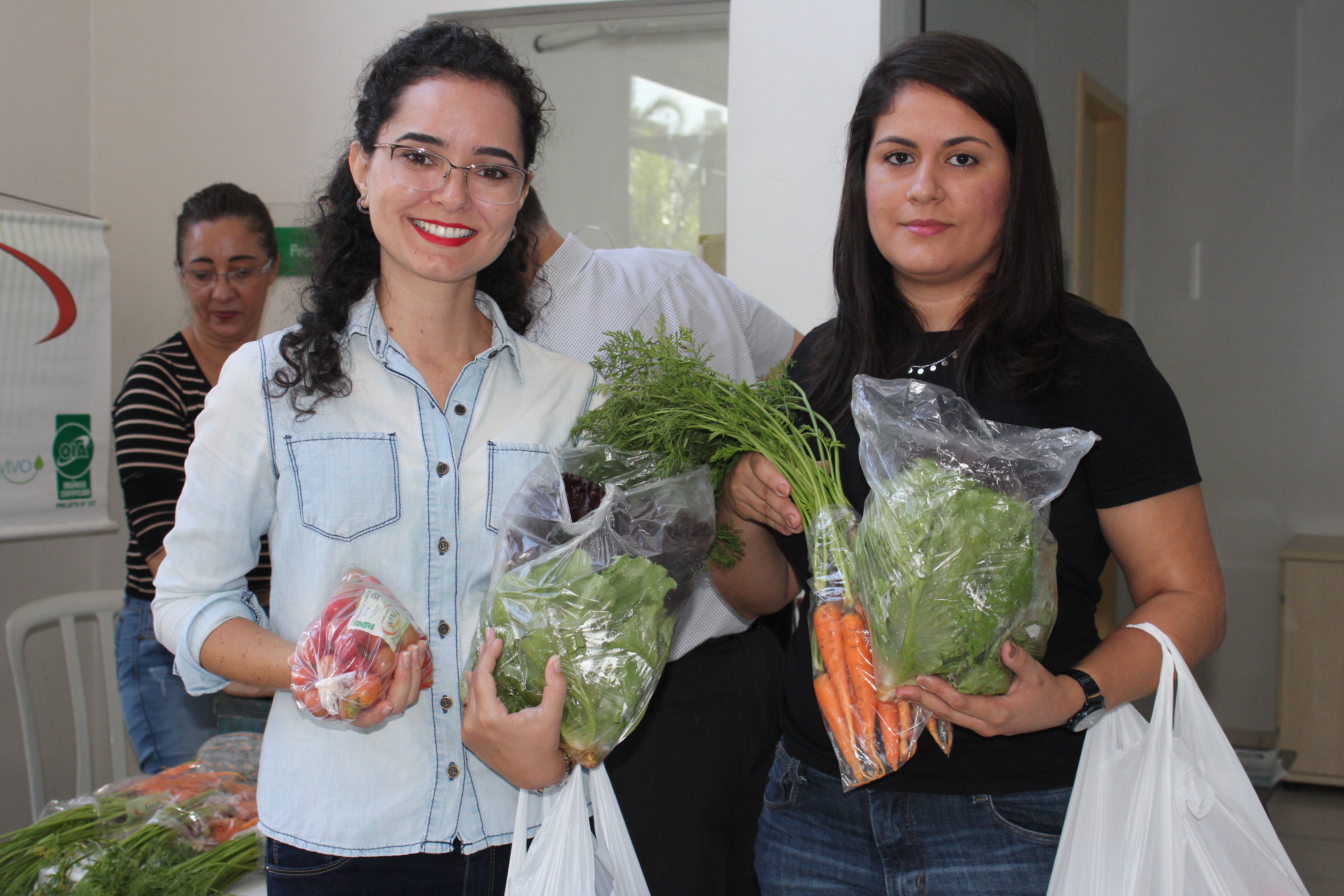 Servidoras Denise (direita) e Renata aproveitam os alimentos saudáveis