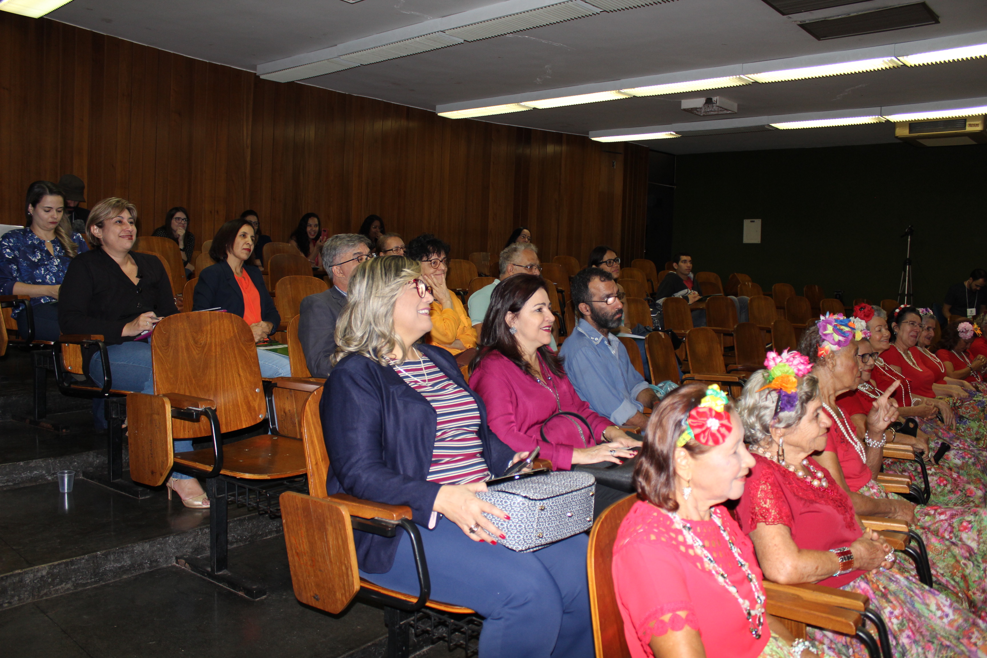 Grupo Senhoras do Cerrado (sentadas a frente) recitou poesias no início da abertura
