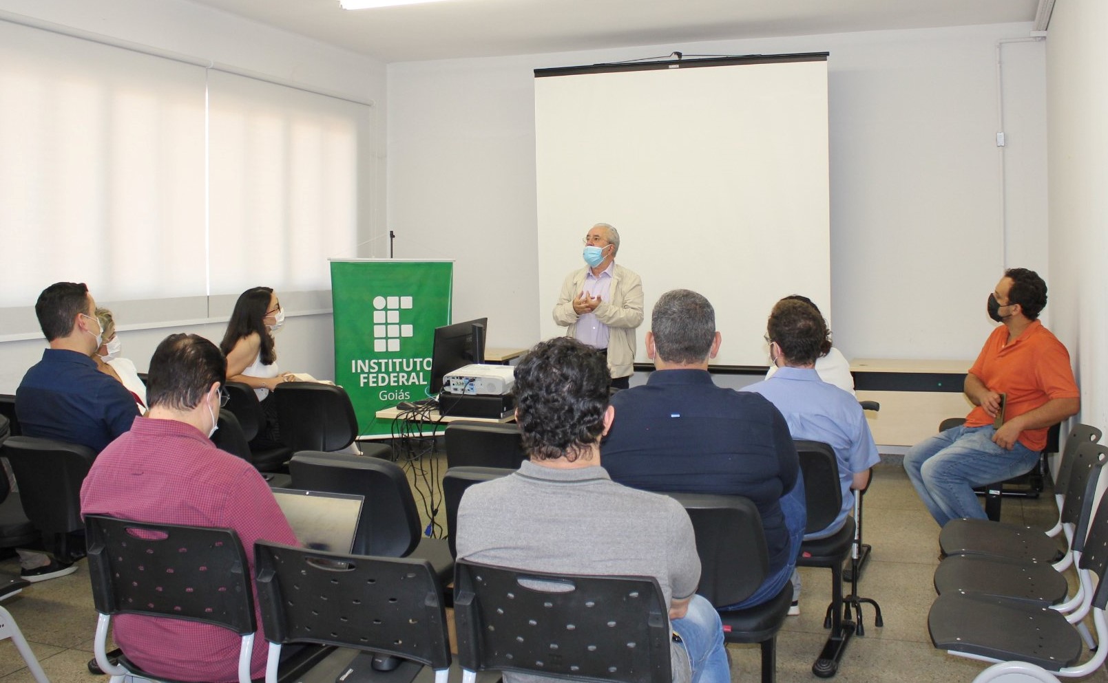 Hélder Cardoso Pereira conversa com gestores durante a visita ao Centro de Referência em Pesquisa e Inovação do IFG