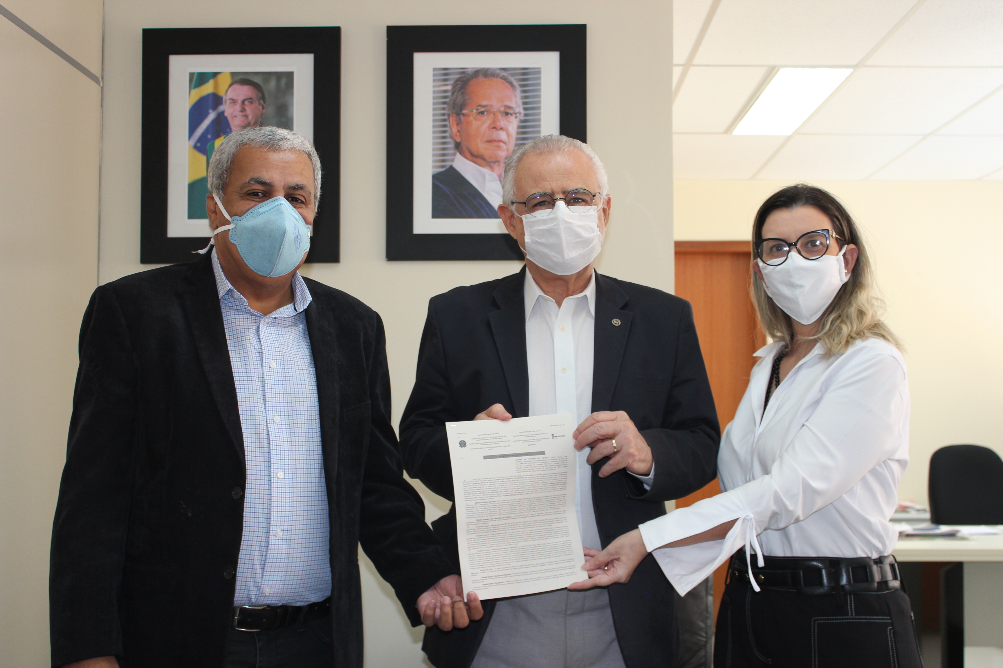 Professor Jerônimo, superintendente Humberto e professora Lourdinha exibem o Termo de Acordo assinado