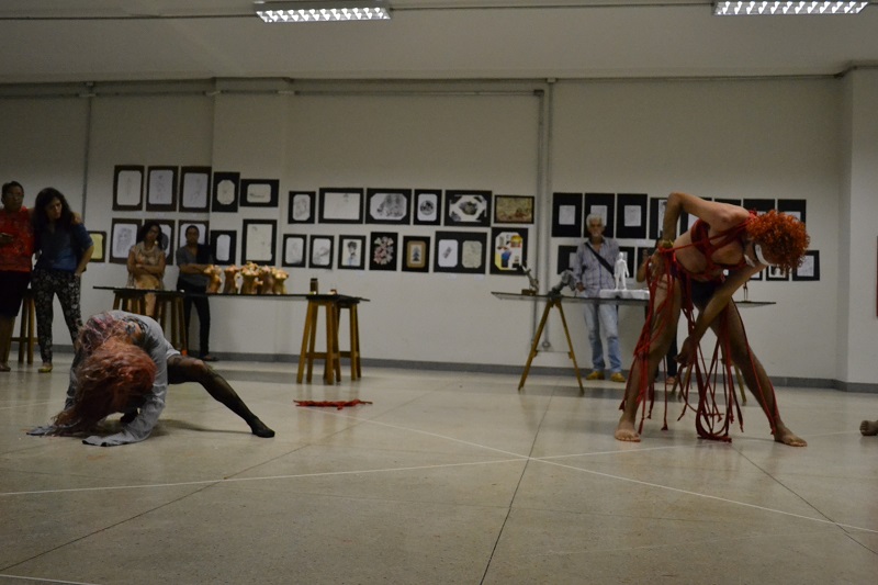 Performance apresentada pelos estudantes de Artes durante exposição no câmpus