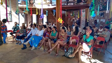 Descrição da imagem: Coordenador está conversando com a comunidade quilombola. Eles estão sentados.