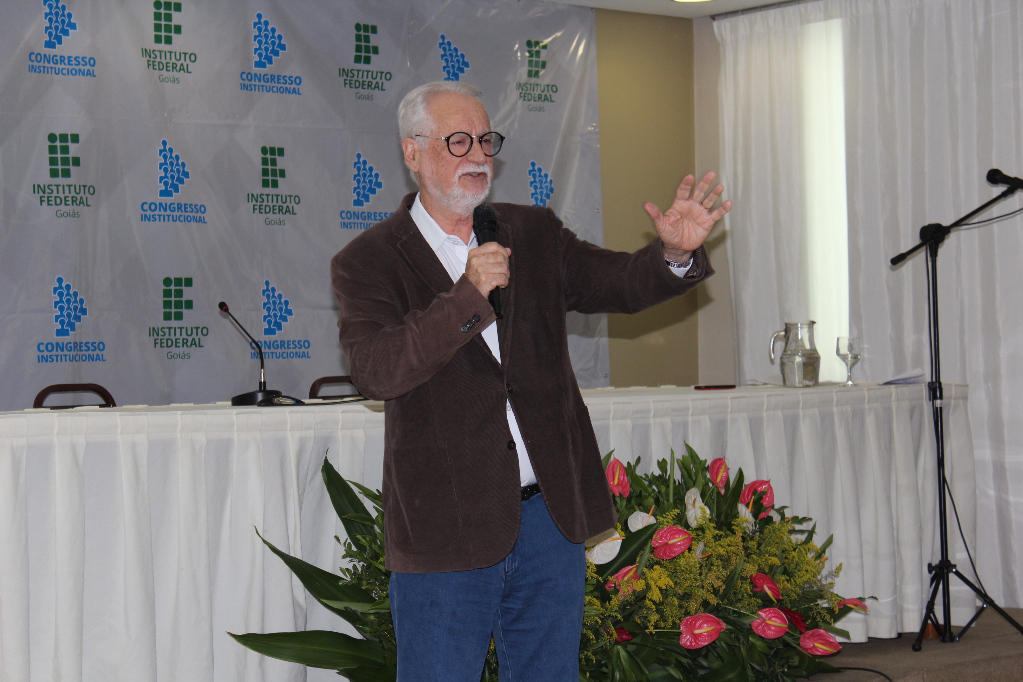 Professor Eliezer Pacheco foi o conferencista da abertura do Congresso Institucional