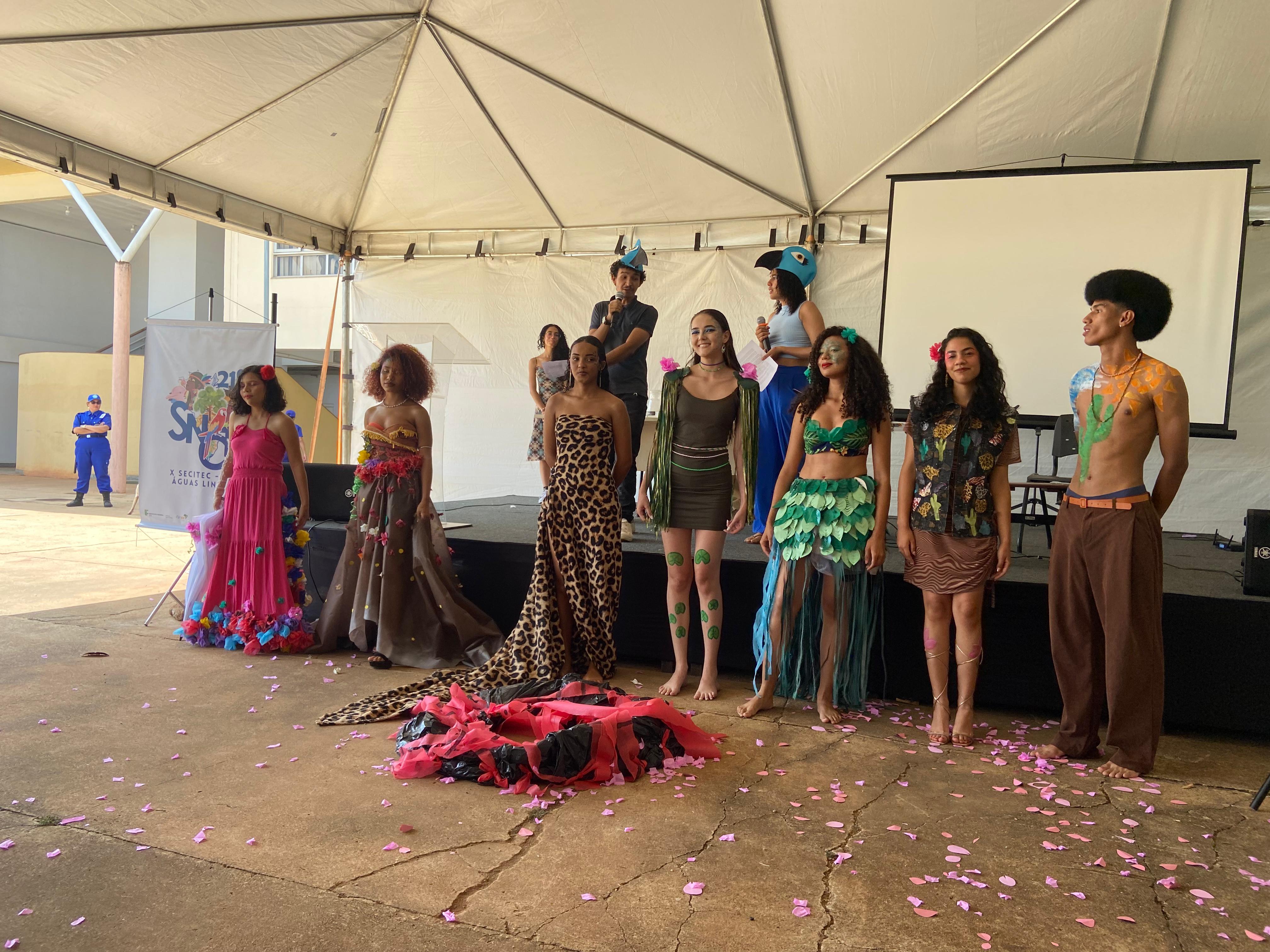 Abertura do segundo dia da X Secitec contou com desfile sobre os biomas