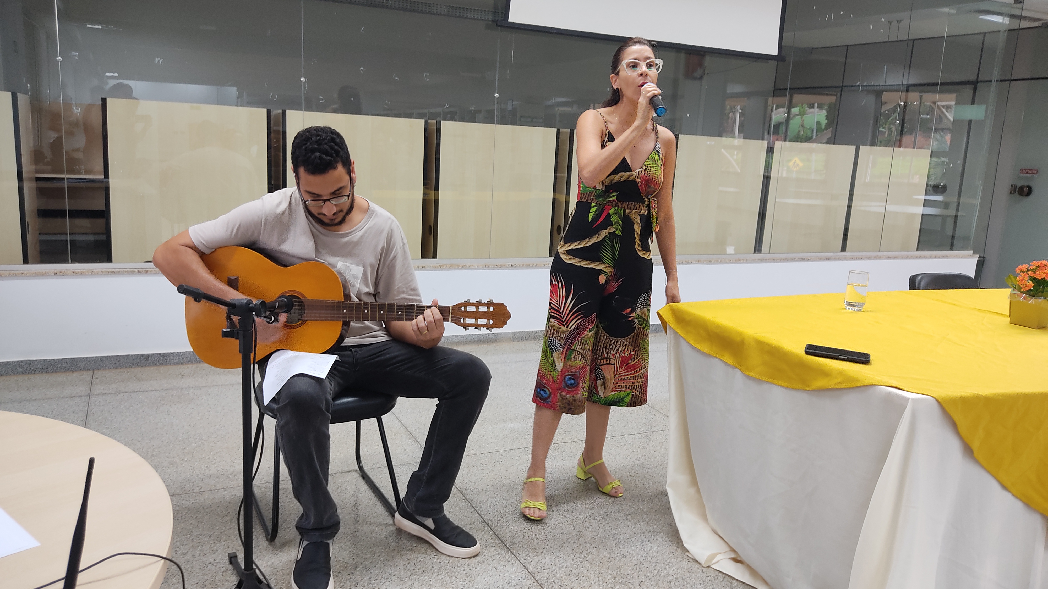 Servidores Diego Inocêncio e Daniela Rezende em apresentação no Sarau Cultural